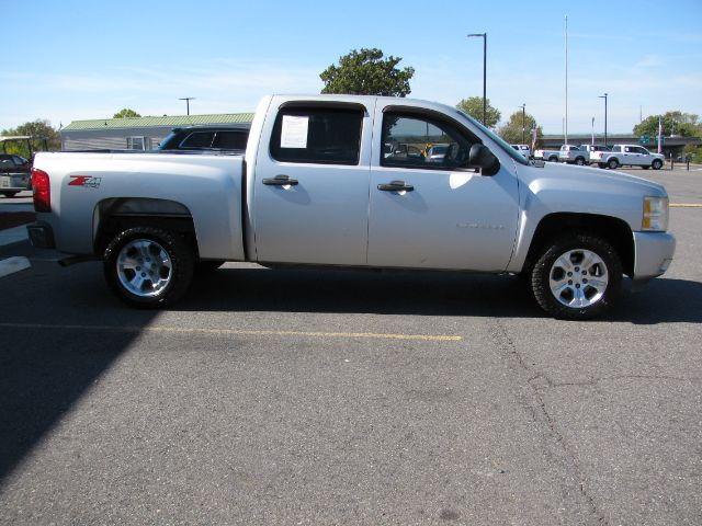 2010 Silver Chevrolet Silverado 1500 LT1 Crew Cab 4WD (3GCRKSE36AG) with an 5.3L V8 OHV 16V FFV engine, 6-Speed Automatic transmission, located at 2443 Albert Pike, Hot Springs, AR, 71913, (501) 623-6255, 34.492222, -93.109993- Photo#1