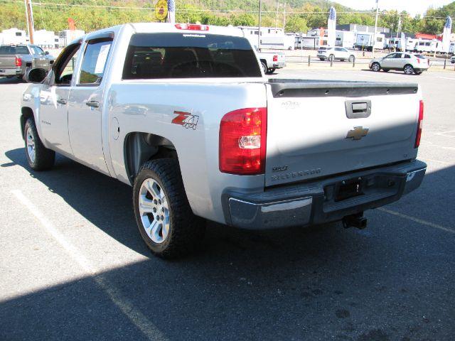 2010 Silver Chevrolet Silverado 1500 LT1 Crew Cab 4WD (3GCRKSE36AG) with an 5.3L V8 OHV 16V FFV engine, 6-Speed Automatic transmission, located at 2443 Albert Pike, Hot Springs, AR, 71913, (501) 623-6255, 34.492222, -93.109993- Photo#3
