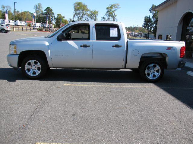 2010 Silver Chevrolet Silverado 1500 LT1 Crew Cab 4WD (3GCRKSE36AG) with an 5.3L V8 OHV 16V FFV engine, 6-Speed Automatic transmission, located at 2443 Albert Pike, Hot Springs, AR, 71913, (501) 623-6255, 34.492222, -93.109993- Photo#4