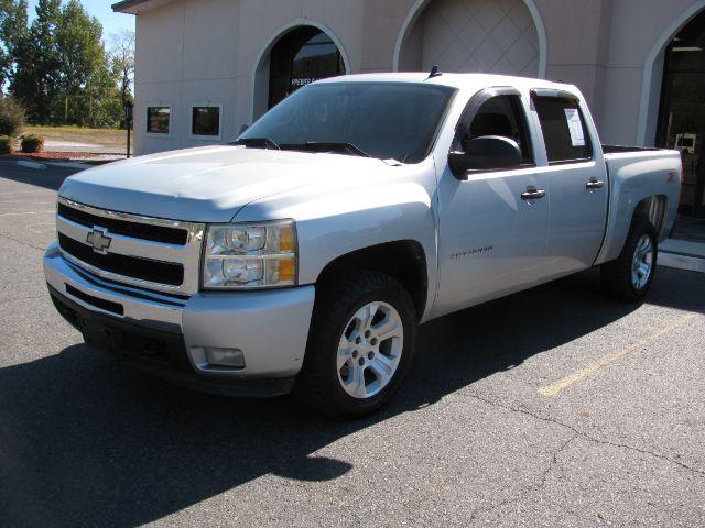 2010 Silver Chevrolet Silverado 1500 LT1 Crew Cab 4WD (3GCRKSE36AG) with an 5.3L V8 OHV 16V FFV engine, 6-Speed Automatic transmission, located at 2443 Albert Pike, Hot Springs, AR, 71913, (501) 623-6255, 34.492222, -93.109993- Photo#5