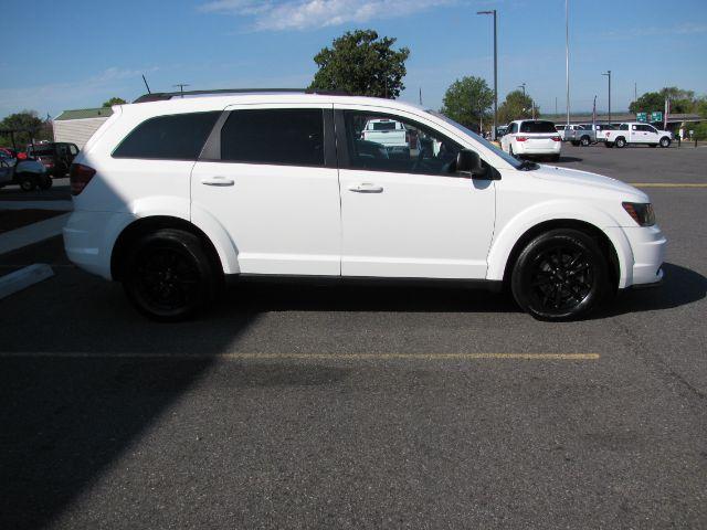 2020 White Dodge Journey SE Value (3C4PDCAB6LT) with an Tigershark MultiAir 2.4L I-4 DOHC engine, Automatic transmission, located at 2443 Albert Pike, Hot Springs, AR, 71913, (501) 623-6255, 34.492222, -93.109993- Photo#1