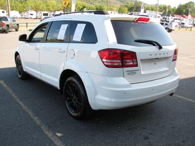 2020 White Dodge Journey SE Value (3C4PDCAB6LT) with an Tigershark MultiAir 2.4L I-4 DOHC engine, Automatic transmission, located at 2443 Albert Pike, Hot Springs, AR, 71913, (501) 623-6255, 34.492222, -93.109993- Photo#3