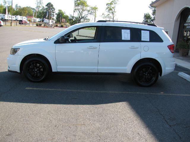 2020 White Dodge Journey SE Value (3C4PDCAB6LT) with an Tigershark MultiAir 2.4L I-4 DOHC engine, Automatic transmission, located at 2443 Albert Pike, Hot Springs, AR, 71913, (501) 623-6255, 34.492222, -93.109993- Photo#4