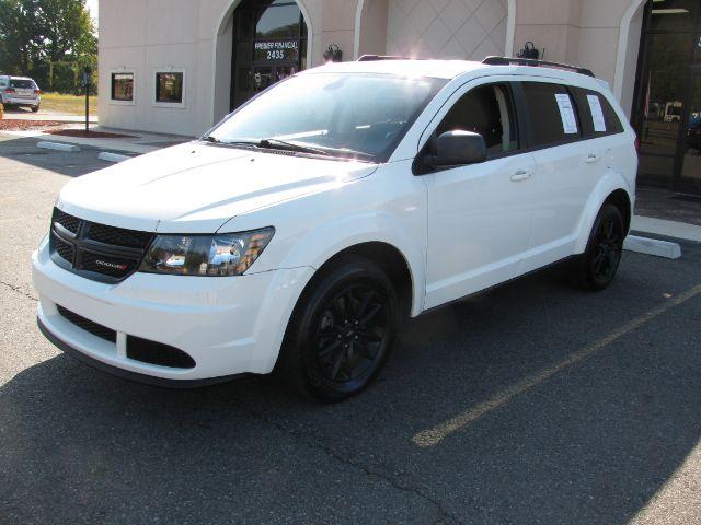 2020 White Dodge Journey SE Value (3C4PDCAB6LT) with an Tigershark MultiAir 2.4L I-4 DOHC engine, Automatic transmission, located at 2443 Albert Pike, Hot Springs, AR, 71913, (501) 623-6255, 34.492222, -93.109993- Photo#5